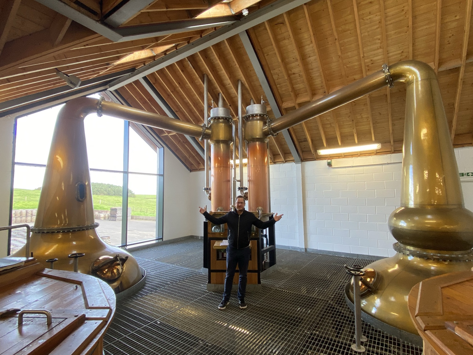 Sascha bei den Pot Stills der Lochlea Distillery in Schottland