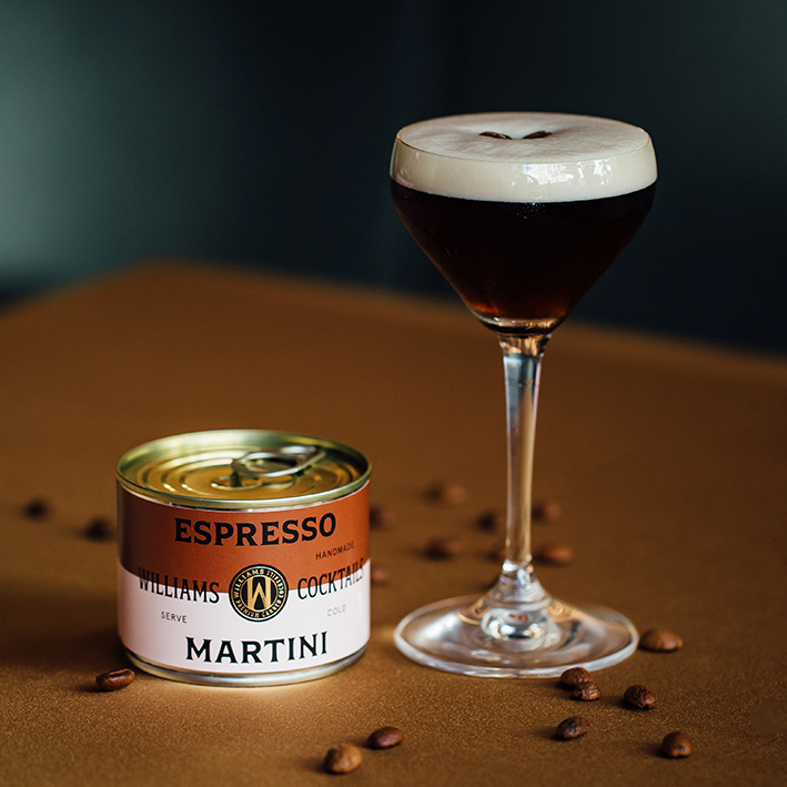 Espresso Martini serviert – fertig gemixter Cocktail von Williams Williams Espresso Martini fertig gemixt mit Schaumkrone im Cocktailglas