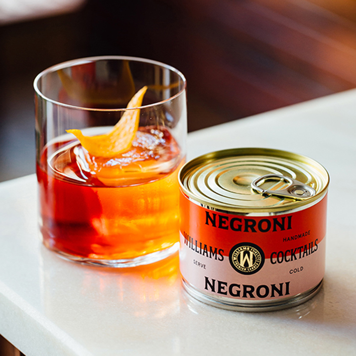 Negroni serviert auf Eis mit Orangenzeste – Williams Cocktail Williams Negroni fertig gemixt auf Eis mit Orangenzeste
