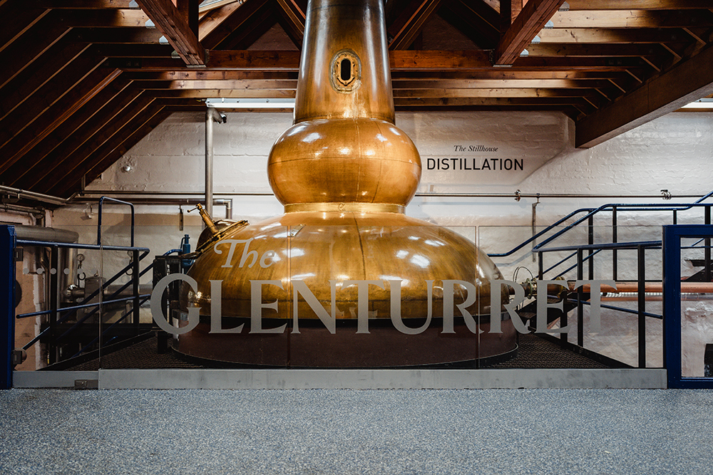 Kupferne Pot Still in der The Glenturret Distillery – traditionelle Whisky Destillation in Schottland