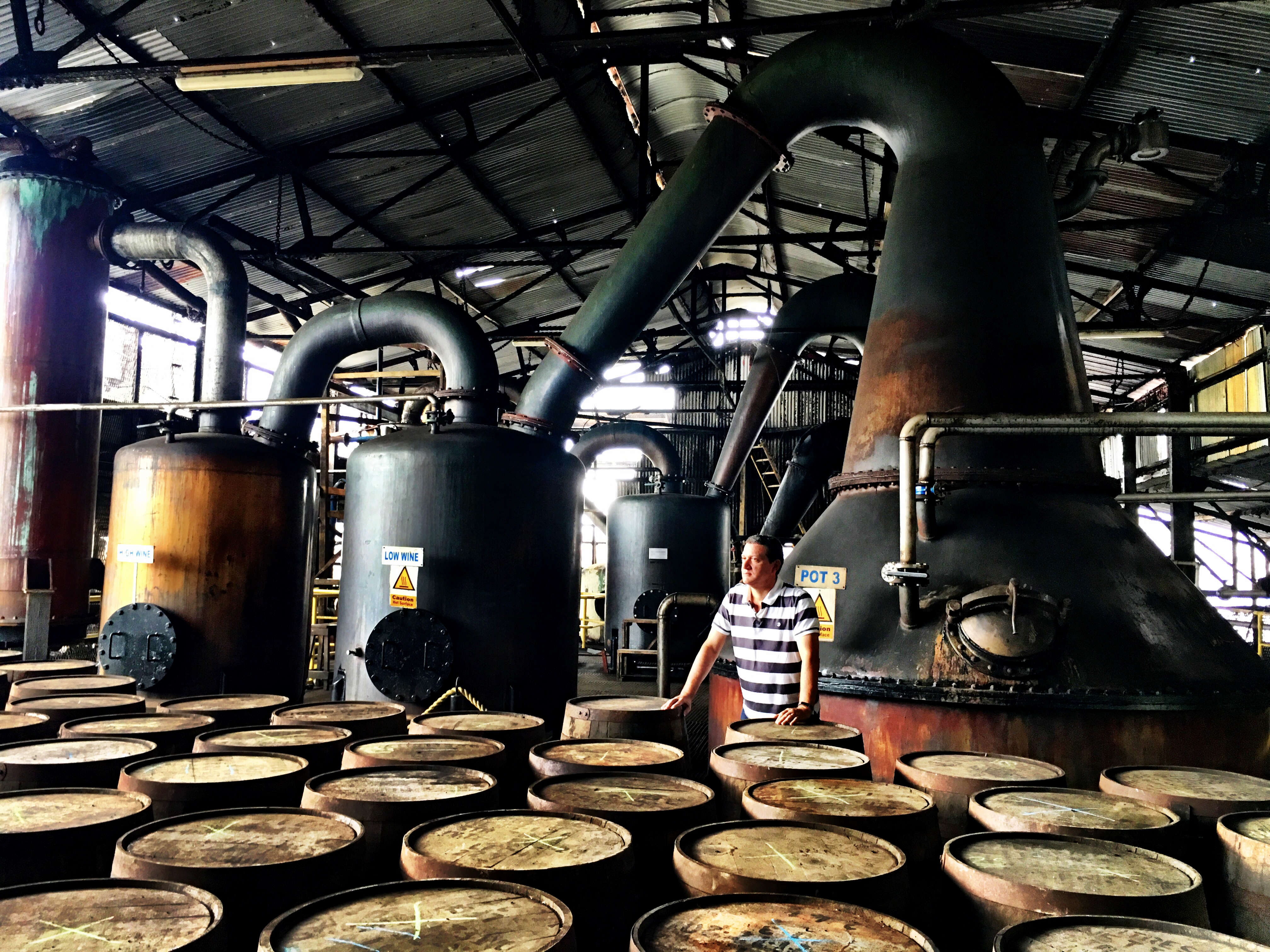 Kupferne Pot Still hinter Rumfässern bei Hampden Estate