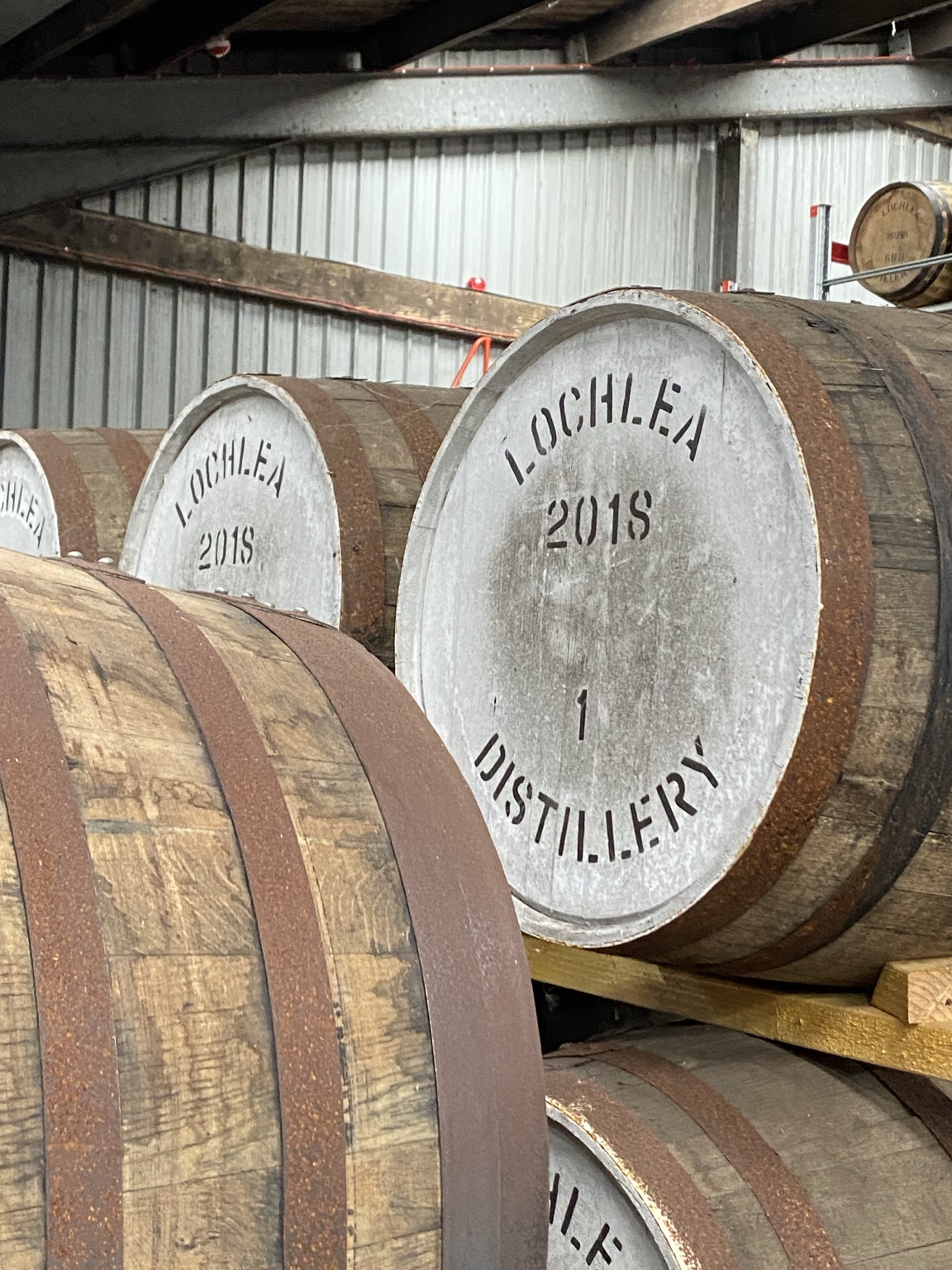 Whiskyfässer bei der Lochlea Distillery in Ayrshire Schottland