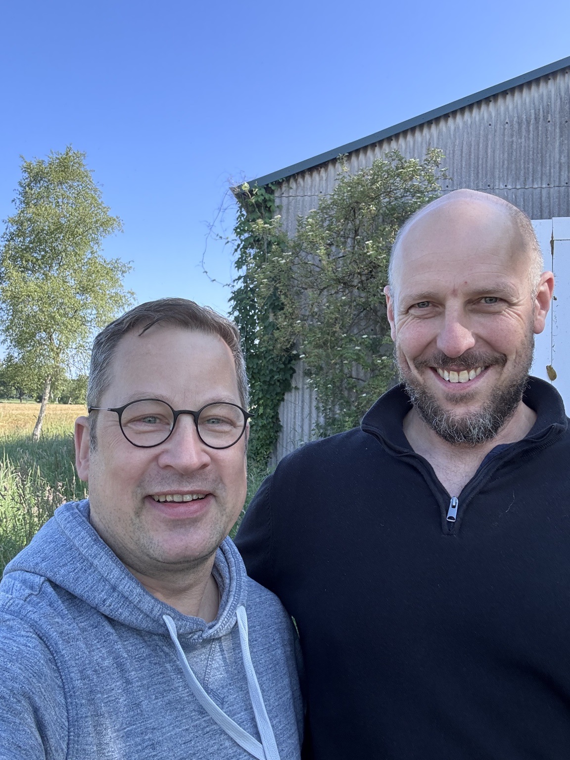 Sascha vom Heimathaven und Simon Siemsglüss auf der Buddelship Lost Horizon Farm