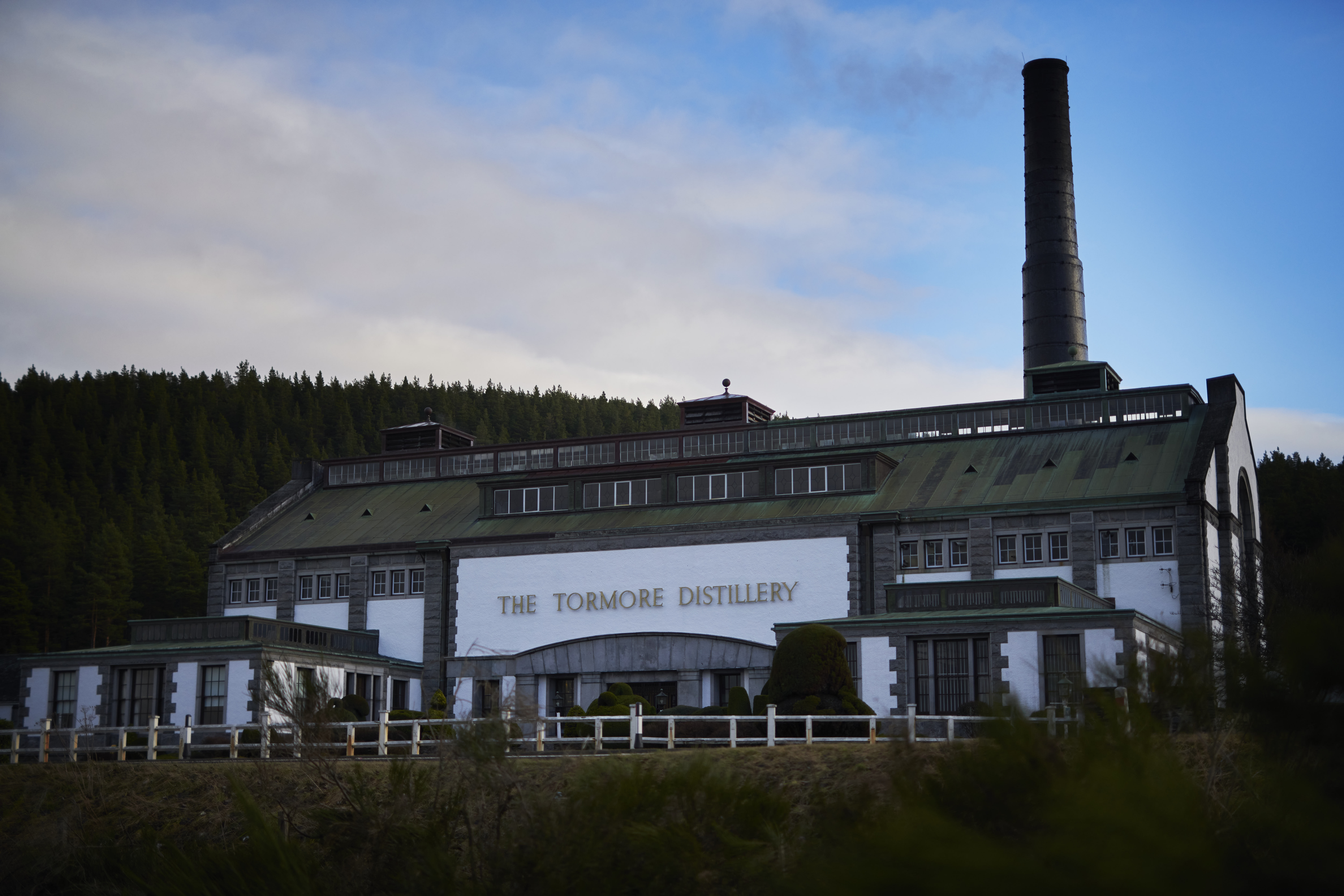 Tormore Distillery Tormore Distillery in der Speyside, Schottland