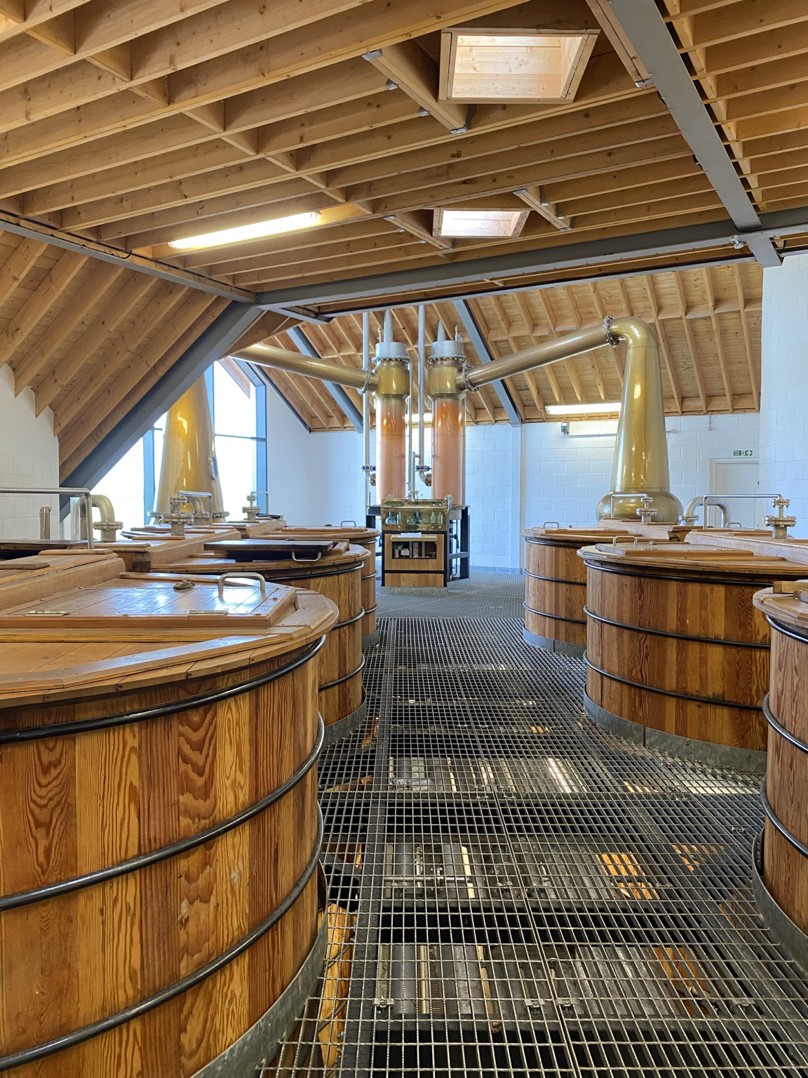 Washbacks und Pot Stills in der Lochlea Distillery in Ayrshire